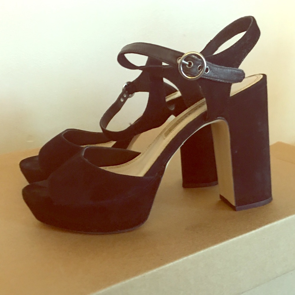 ZARA - HIGH HEEL SANDALS * LIKE NEW *